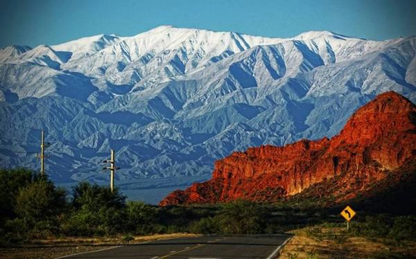 <strong>Đường Salta (Argentina): </strong>Khu vực này của Argentina nằm ở chân dãy Andes, với những đỉnh núi tuyết phủ, khung cảnh hùng vĩ và nền văn hóa độc đáo. Ảnh: Telegraph.