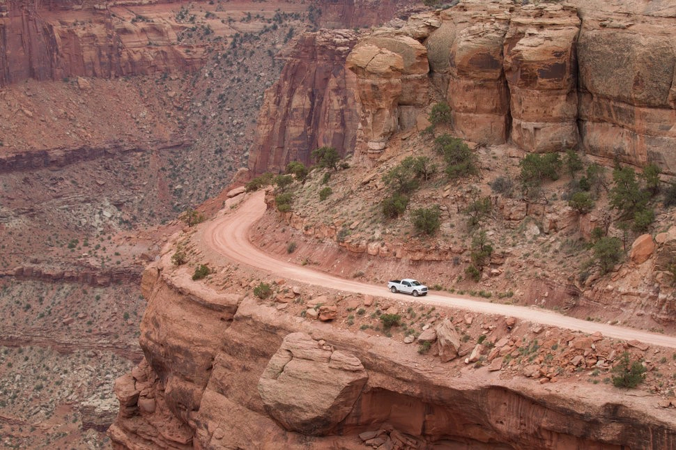 Đường núi Công viên Canyonlands, Mỹ: Du khách được chiêm ngưỡng khung cảnh hùng vĩ của Công viên Canyonlands (Utah), nhưng đối mặt với nguy cơ rơi xuống vực sâu từ con đường đất hiểm trở này. 