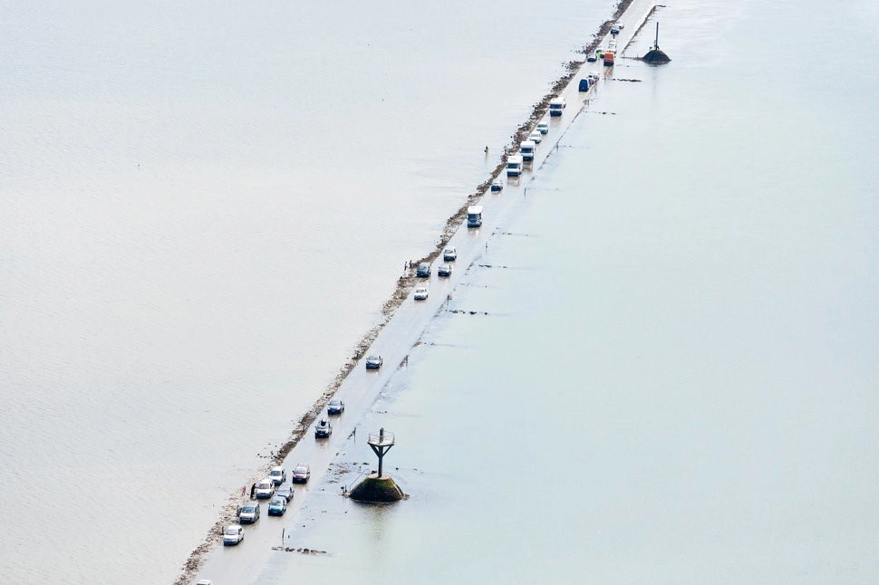 Le Passage du Gois, Pháp: Đây là con đường tự nhiên dẫn ra đảo Noirmoutier. Phần lớn thời gian, Le Passage du Gois nằm dưới nước. Xe cộ chỉ có thể qua lại trong vài tiếng mỗi ngày khi triều xuống thấp. 