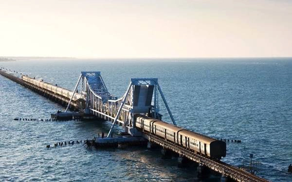 Tuyến đường sắt Pamban Bridge của Ấn Độ được mở vào năm 1914. Đây là đột phá ngoạn mục, đi qua 143 cảng thu hút lượng lớn khách du lịch. Nhung-tuyen-xe-lua-dang-so-nhat-the-gioi-ivivu-10