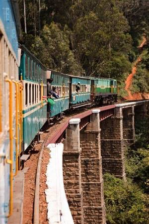 Đường sắt qua núi ở Ấn Độ, The Himalayan Railway Darjeeling, đường sắt Kalka-Shimla và đường sắt Nilgiri Mountain đều được coi là tuyệt tác kỹ thuật. Mỗi tuyến đều đi qua chân núi gồ ghề, leo xung quanh các đường viền núi. Các đoàn tàu đều đi rất chậm đem lại cho hành khách cảm xúc tuyệt vời. Nhung-tuyen-xe-lua-dang-so-nhat-the-gioi-ivivu-12