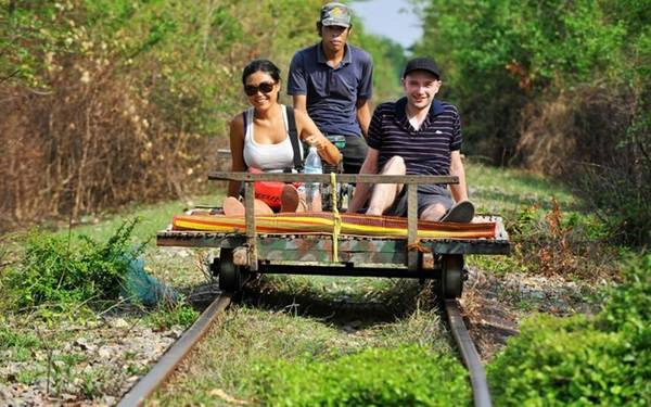Tàu tre là dịch vụ riêng mà người dân Campuchia đã tạo ra. Tàu tre là "xe lửa" được làm từ tre và các bộ phận bị bỏ rơi. Hành khách sẽ có trải nghiệm thú vị với tốc độ 25 dặm 1 giờ thông qua động cơ nhỏ và hàng chục hành khách có thể tham gia cùng lúc. Nhung-tuyen-xe-lua-dang-so-nhat-the-gioi-ivivu-13