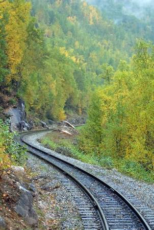 Tuyến đường sắt White Pass and Yukon Route nối liền giữa Canada và Mỹ trở thành điểm du lịch nổi tiếng, đi qua hàng chục cây cầu và một số vách đá cheo leo. Ngồi trên đó, hành khách có thể ngắm nhìn một khung cảnh huy hoàng của sông băng, núi và thác nước. Nhung-tuyen-xe-lua-dang-so-nhat-the-gioi-ivivu-2