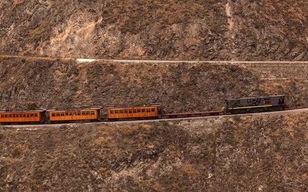 Nariz del Diablo nằm ở Ecuador là chuyến tàu nằm giữa thành phố Andean của Riobamba và Palmira, cách nhau khoảng 50 dặm về phía Nam. Đoàn tàu chạy với một tốc độ rất nhàn nhã, mang lại cho hành khách nhiều thời gian để tận hưởng tầm nhìn của "Đại lộ các núi lửa" ở Ecuador. Du khách không còn được phép lên nóc tàu, nhưng lại có một chiếc xe quan sát mở để ngắm nhìn ra bên ngoài. Nariz del Diablo nằm ở Ecuador là chuyến tàu nằm giữa thành phố Andean của Riobamba và Palmira, cách nhau khoảng 50 dặm về phía Nam. Đoàn tàu chạy với một tốc độ rất nhàn nhã, mang lại cho hành khách nhiều thời gian để tận hưởng tầm nhìn của "Đại lộ các núi lửa" ở Ecuador. Du khách không còn được phép lên nóc tàu, nhưng lại có một chiếc xe quan sát mở để ngắm nhìn ra bên ngoài.