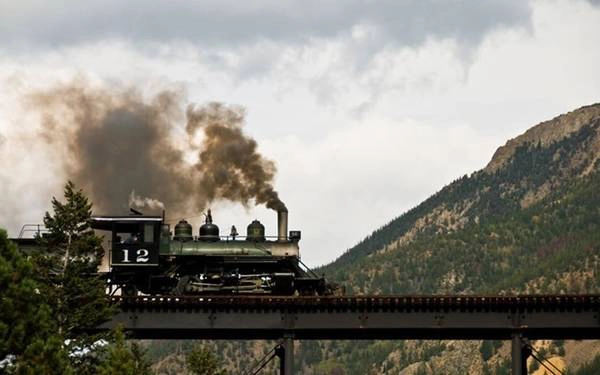 Tuyến đường sắt Georgetown Loop Railroad của Mỹ chỉ với chiều dài khoảng 3,1 dặm, nhưng vẫn là một địa điểm du lịch phổ biến suốt hơn hai thế kỷ qua với hai hình xoắn ốc lớn. Đường cao 640 feet và đi qua địa hình núi đồi một cách ngoạn mục. Nó hoạt động từ tháng 5 đến tháng 11. Nhung-tuyen-xe-lua-dang-so-nhat-the-gioi-ivivu-4