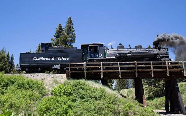 Tuyến đường sắt The Cumbres and Toltec Scenic Railroad của Mỹ được tìm thấy ở phía Nam dãy núi Rocky. Tuyến đường này hoạt động trong suốt mùa hè và đưa hành khách từ Chama ở New Mexico đến Antonito ở Colorado. Tuyến đường sắt The Cumbres and Toltec Scenic Railroad của Mỹ được tìm thấy ở phía Nam dãy núi Rocky. Tuyến đường này hoạt động trong suốt mùa hè và đưa hành khách từ Chama ở New Mexico đến Antonito ở Colorado.
