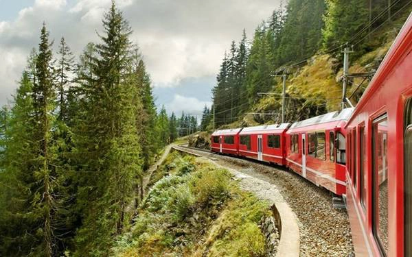 Bernina Express là tuyến đường sắt cao nhất đi qua dãy núi Alps, một tuyệt tác kỹ thuật trở thành di sản thế giới, là một phần trong cuộc hành trình giữa Chur và Tirano ở Thụy Sĩ. Nó được mở vào mùa hè cho phép hành khách có những trải nghiệm kinh ngạc khi đi qua hẻm núi sâu và khe núi. Bernina Express là tuyến đường sắt cao nhất đi qua dãy núi Alps, một tuyệt tác kỹ thuật trở thành di sản thế giới, là một phần trong cuộc hành trình giữa Chur và Tirano ở Thụy Sĩ. Nó được mở vào mùa hè cho phép hành khách có những trải nghiệm kinh ngạc khi đi qua hẻm núi sâu và khe núi.