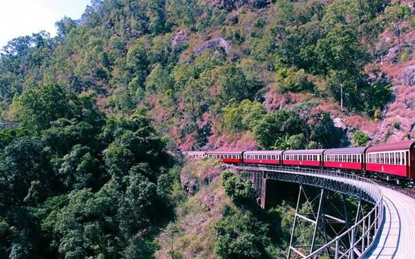 Tuyến đường sắt Kuranda Scenic Railway của Australia được hoàn thành vào năm 1891, chạy từ Cairns đến thị trấn Kurunda. Các chuyến cách nhau 1 tiếng và mất 45 phút cho một hành trình. Nó đi qua một cầu cạn lưới lớn với tầm nhìn ngoạn mục trên Barron Falls và biển Coral, qua 15 đường hầm với những thác nước, hẻm núi đáng sợ. Nhung-tuyen-xe-lua-dang-so-nhat-the-gioi-ivivu-9
