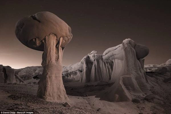 Ánh bình minh rọi lên các khối đất sét có hình dạng kỳ lạ ở vùng Ah-Shi-Sle-Pah, Farmington, New Mexico.