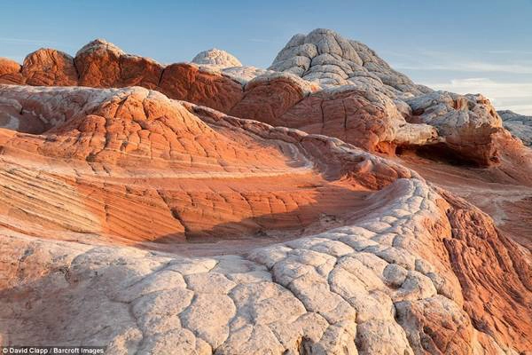 Khung cảnh White Pocket, Arizona, trong ánh bình minh, với sự tương phản mạnh mẽ giữa hai màu trắng và đỏ. 