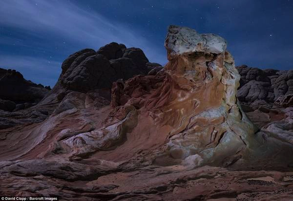 Diện tích khổng lồ của các sa mạc khiến nhiếp ảnh gia phải đi bộ nhiều ngày để tới các địa điểm khác nhau. Trong ảnh, ảnh trăng rọi xuống White Pocket, Arizona.