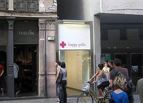 Du khách khi tới Barcelona, Tây Ban Nha thường rỉ tai nhau đến mua "thuốc hạnh phúc" ở một cửa hàng có tên gọi Happy Pills. nhung-vien-thuoc-hanh-phuc-o-tay-ban-nha-ivivu-1