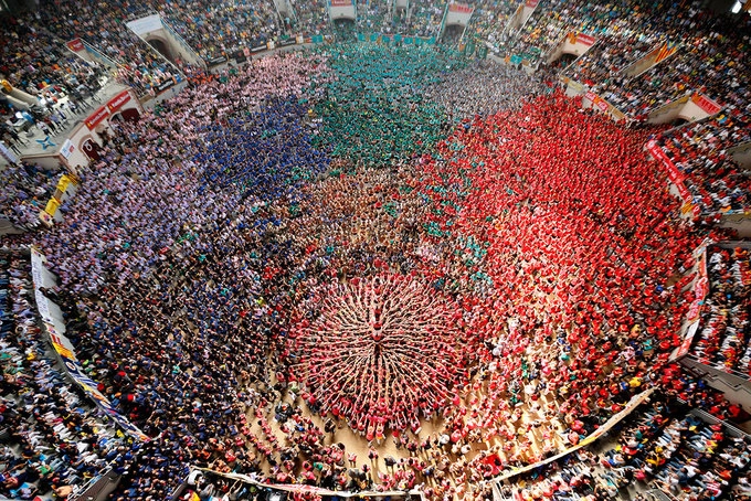 Barcelona, Tây Ban Nha Thành phố Barcelona, Tây Ban Nha nổi tiếng với lượng du khách đông đúc quanh năm. Các lễ hội trong tháng 9 sẽ khiến không khí trên các đường phố bùng nổ với những ngọn tháp người, trang phục truyền thống và pháo hoa. Được tổ chức vào cuối tháng 9, La Merce là bữa tiệc đường phố lớn nhất ở Barcelona, đến nay đã là năm thứ 116. Thời điểm lễ hội bừng sáng là sự kiện Correfoc khi những người tham dự hóa trang thành ma quỷ diễu hành xuống đường Via Laietana và đốt cháy 80.000 cây pháo hoa. Nếu bạn cảm thấy đường phố quá sôi động, hãy tìm kiếm một nhà hàng trên cao có tầm nhìn toàn cảnh để tiếp tục ngắm nhìn khung cảnh lễ hội. Chỉ với 5 phút đi bộ, bạn có thể tham quan một loạt địa điểm nổi tiếng như nhà hàng El Quatro Gats, lâu đài Palau Guell và bảo tàng Picasso, nơi lưu giữ hơn 4.000 bản gốc các tác phẩm hội hoạ của Picasso. Ảnh: IBTimes UK. Barcelona, Tây Ban Nha Thành phố Barcelona, Tây Ban Nha nổi tiếng với lượng du khách đông đúc quanh năm. Các lễ hội trong tháng 9 sẽ khiến không khí trên các đường phố bùng nổ với những ngọn tháp người, trang phục truyền thống và pháo hoa. Được tổ chức vào cuối tháng 9, La Merce là bữa tiệc đường phố lớn nhất ở Barcelona, đến nay đã là năm thứ 116. Thời điểm lễ hội bừng sáng là sự kiện Correfoc khi những người tham dự hóa trang thành ma quỷ diễu hành xuống đường Via Laietana và đốt cháy 80.000 cây pháo hoa. Nếu bạn cảm thấy đường phố quá sôi động, hãy tìm kiếm một nhà hàng trên cao có tầm nhìn toàn cảnh để tiếp tục ngắm nhìn khung cảnh lễ hội. Chỉ với 5 phút đi bộ, bạn có thể tham quan một loạt địa điểm nổi tiếng như nhà hàng El Quatro Gats, lâu đài Palau Guell và bảo tàng Picasso, nơi lưu giữ hơn 4.000 bản gốc các tác phẩm hội hoạ của Picasso. Ảnh: IBTimes UK.