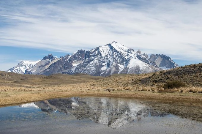 Patagonia, Nam Chile Ngọn núi có hình dáng giống chiếc vương miện của công viên quốc gia Torres del Paine, Patagonia. Khi Bắc bán cầu vào mùa thu thì ở Patagonia đang là mùa xuân. Với nhiệt độ ấm áp và lượng khách du lịch ít khiến vùng đất này trở thành địa điểm rất tinh tế để ghé thăm. Mùa xuân ở Patagonia kéo dài từ tháng 9 đến tháng 11. Các điểm du lịch ít khách hơn cùng những đêm lạnh giá vào mùa này rất thích hợp để bạn ngắm nhìn dãy núi tuyết Andes. Những khách sạn, spa của Chile được biết đến nhờ mang đến cho du khách trải nghiệm như cưỡi ngựa, nướng thịt cừu, chèo thuyền kayak, đi bộ đường dài ở Torres del Paine… Bên cạnh đó là những sáng kiến độc đáo trong lắp đặt hệ thống chiếu sáng, xây dựng vườn trong vườn, chăm sóc rừng cẩn thận và cả công trình lấy cảm hứng từ gió của kiến trúc sư Chile Cazu Zegers. Ảnh: Jeff Mauritzen. Patagonia, Nam Chile Ngọn núi có hình dáng giống chiếc vương miện của công viên quốc gia Torres del Paine, Patagonia. Khi Bắc bán cầu vào mùa thu thì ở Patagonia đang là mùa xuân. Với nhiệt độ ấm áp và lượng khách du lịch ít khiến vùng đất này trở thành địa điểm rất tinh tế để ghé thăm. Mùa xuân ở Patagonia kéo dài từ tháng 9 đến tháng 11. Các điểm du lịch ít khách hơn cùng những đêm lạnh giá vào mùa này rất thích hợp để bạn ngắm nhìn dãy núi tuyết Andes. Những khách sạn, spa của Chile được biết đến nhờ mang đến cho du khách trải nghiệm như cưỡi ngựa, nướng thịt cừu, chèo thuyền kayak, đi bộ đường dài ở Torres del Paine… Bên cạnh đó là những sáng kiến độc đáo trong lắp đặt hệ thống chiếu sáng, xây dựng vườn trong vườn, chăm sóc rừng cẩn thận và cả công trình lấy cảm hứng từ gió của kiến trúc sư Chile Cazu Zegers. Ảnh: Jeff Mauritzen.