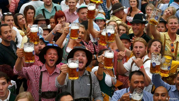 Berlin Berlin nổi tiếng với những bữa tiệc ánh sáng của mình thông qua lễ hội Oktoberfest kéo dài một tháng. Khởi động lễ hội là các màn trình diễn ánh sáng đầy màu sắc diễn ra trong 10 ngày. Không thành phố nào có được sự nhộn nhịp trong suốt mùa lễ hội giống như ở Đức, kinh đô của những mà trình diễn ánh sáng. Cả 2 sự kiện hàng đầu cùng diễn ra trong mùa thu gồm: Lễ hội ánh sáng Berlin tổ chức từ ngày 5 đến 14/10 và trùng khớp với tháng diễn ra lễ hội Oktoberfest. Bạn hãy tận hưởng chuyến đi bằng thuyền, khinh khí cầu hoặc xe điện để ngắm nhìn ánh sáng đèn điện và các đoạn video chiếu sáng mọi ngóc ngách của hơn 70 địa điểm bao gồm cả cổng Brandenburg và nhà thờ Berlin. Lễ hội Oktoberfest sẽ diễn ra với nhạc sống, các hoạt động chèo thuyền theo văn hóa Đức và những chiếc xe chật ních người tham dự. Video: Ricowde. Berlin Berlin nổi tiếng với những bữa tiệc ánh sáng của mình thông qua lễ hội Oktoberfest kéo dài một tháng. Khởi động lễ hội là các màn trình diễn ánh sáng đầy màu sắc diễn ra trong 10 ngày. Không thành phố nào có được sự nhộn nhịp trong suốt mùa lễ hội giống như ở Đức, kinh đô của những mà trình diễn ánh sáng. Cả 2 sự kiện hàng đầu cùng diễn ra trong mùa thu gồm: Lễ hội ánh sáng Berlin tổ chức từ ngày 5 đến 14/10 và trùng khớp với tháng diễn ra lễ hội Oktoberfest. Bạn hãy tận hưởng chuyến đi bằng thuyền, khinh khí cầu hoặc xe điện để ngắm nhìn ánh sáng đèn điện và các đoạn video chiếu sáng mọi ngóc ngách của hơn 70 địa điểm bao gồm cả cổng Brandenburg và nhà thờ Berlin. Lễ hội Oktoberfest sẽ diễn ra với nhạc sống, các hoạt động chèo thuyền theo văn hóa Đức và những chiếc xe chật ních người tham dự. Video: Ricowde.
