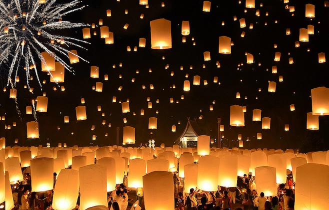Chiang Mai, Thái Lan Vào mùa thu, thành phố lại tổ chức các lễ hội Loi Krathong và Yee Peng cổ đại. Những hoạt động bao gồm các nghi lễ Phật giáo, biểu diễn múa lanna, lễ hội đèn lồng đêm khuya và những giỏ hoa (gọi là krathong) được thả trôi theo sông Ping. Các nhà môi trường kêu gọi những người tham dự chỉ làm krathong từ các vật liệu có khả năng phân hủy sinh học thay vì nhựa. Theo quan niệm của người Thái, nghi thức krathong có ý nghĩa tôn vinh Phrae Mae Khongkha, nữ thần của nước. Tu viện Phật giáo xây dựng từ thế kỷ 14 Wat Phra That nằm trên núi Doi Suthep là địa điểm vàng để thả đèn lồng ở Chiang Mai. Video: Toa55. Chiang Mai, Thái Lan Vào mùa thu, thành phố lại tổ chức các lễ hội Loi Krathong và Yee Peng cổ đại. Những hoạt động bao gồm các nghi lễ Phật giáo, biểu diễn múa lanna, lễ hội đèn lồng đêm khuya và những giỏ hoa (gọi là krathong) được thả trôi theo sông Ping. Các nhà môi trường kêu gọi những người tham dự chỉ làm krathong từ các vật liệu có khả năng phân hủy sinh học thay vì nhựa. Theo quan niệm của người Thái, nghi thức krathong có ý nghĩa tôn vinh Phrae Mae Khongkha, nữ thần của nước. Tu viện Phật giáo xây dựng từ thế kỷ 14 Wat Phra That nằm trên núi Doi Suthep là địa điểm vàng để thả đèn lồng ở Chiang Mai. Video: Toa55.