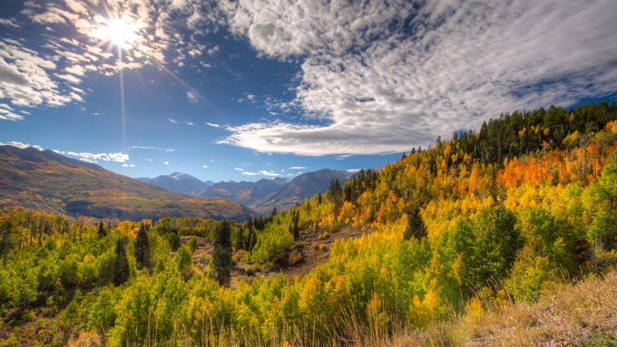 Dãy núi The Rockies, Mỹ Màu sắc mùa thu tới theo sự chuyển màu lá của những cây dương trên dãy núi The Rockies. Cảnh tượng này thường đẹp nhất vào khoảng đầu tháng 10. Một trong những cách tốt nhất để bạn thưởng thức khung cảnh này là mang theo bộ đồ câu. ‘Nhiệt độ nước mát mẻ thu hút những con cá hồi tìm đến những con sông để đẻ trứng. Những con bướm cánh màu ô liu xanh cũng vào mùa sinh nở. Đây là điều kiện thuận lợi để bạn câu được những con cá lớn hơn’, anh Ben Goss, người hướng dẫn du khách câu cá ở dãy The Rockies cho biết. Goss cũng đặc biệt nhấn mạnh về sông Big Thompson nằm trong công viên quốc gia Rocky Mountain, anh nói: ‘Đó là địa điểm tuyệt đẹp vào mùa thu. Nơi bạn có thể ngồi câu cá và đằng xa là những bầy nai sừng tấm đang kiếm ăn’. Ảnh: John B. Kalla. Dãy núi The Rockies, Mỹ Màu sắc mùa thu tới theo sự chuyển màu lá của những cây dương trên dãy núi The Rockies. Cảnh tượng này thường đẹp nhất vào khoảng đầu tháng 10. Một trong những cách tốt nhất để bạn thưởng thức khung cảnh này là mang theo bộ đồ câu. ‘Nhiệt độ nước mát mẻ thu hút những con cá hồi tìm đến những con sông để đẻ trứng. Những con bướm cánh màu ô liu xanh cũng vào mùa sinh nở. Đây là điều kiện thuận lợi để bạn câu được những con cá lớn hơn’, anh Ben Goss, người hướng dẫn du khách câu cá ở dãy The Rockies cho biết. Goss cũng đặc biệt nhấn mạnh về sông Big Thompson nằm trong công viên quốc gia Rocky Mountain, anh nói: ‘Đó là địa điểm tuyệt đẹp vào mùa thu. Nơi bạn có thể ngồi câu cá và đằng xa là những bầy nai sừng tấm đang kiếm ăn’. Ảnh: John B. Kalla.