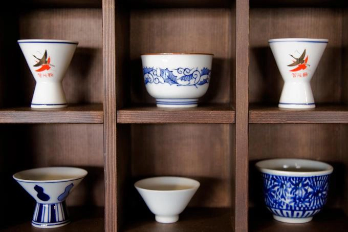 Nhật Bản Rượu sake theo phong tục phải đựng trong chén làm bằng gỗ tuyết tùng. Tuy nhiên, ngày nay việc sử dụng chén gốm nhỏ lại phổ biến hơn. Lễ hội rượu sake ở Saijo đánh dấu sự bắt đầu của mùa nấu rượu tại Nhật với âm nhạc, khiêu vũ và rất nhiều đồ ăn thức uống. Người Nhật đã tạo nên thứ rượu sake hoàn hảo từ hơn 1.000 năm trước. Bạn có thể thử 1.000 loại rượu khác tại lễ hội Sake Matsuri diễn tổ chức ở Saijo hàng năm vào cuối tuần thứ hai của tháng 10. Thị trấn Saijo nằm cách Hiroshima 83 km về phía Đông Nam, lễ hội diễn ra để kỷ niệm mùa sản xuất rượu gạo với những điệu nhảy trong các khu nấu rượu, biểu diễn nhạc sống và khiêu vũ. Ẩm thực đặc trưng tại đây là các loại lẩu Nhật dùng kèm với sake. Các du khách đến đây còn dành thời gian để tắm nước khoáng ryokan, đi lang thang dưới những tán cây ấn tượng trên núi Ishizuchi mùa thu. Ngoài ra bạn còn có thể tham dự lễ hội Danjiri diễn ra vào giữa tháng 10 ở Saijo. Tại đây sẽ có hơn 100 chiếc đèn lồng khổng lồ được thả trôi theo dòng chảy sông Kamo. Ảnh: John S Lander. Nhật Bản Rượu sake theo phong tục phải đựng trong chén làm bằng gỗ tuyết tùng. Tuy nhiên, ngày nay việc sử dụng chén gốm nhỏ lại phổ biến hơn. Lễ hội rượu sake ở Saijo đánh dấu sự bắt đầu của mùa nấu rượu tại Nhật với âm nhạc, khiêu vũ và rất nhiều đồ ăn thức uống. Người Nhật đã tạo nên thứ rượu sake hoàn hảo từ hơn 1.000 năm trước. Bạn có thể thử 1.000 loại rượu khác tại lễ hội Sake Matsuri diễn tổ chức ở Saijo hàng năm vào cuối tuần thứ hai của tháng 10. Thị trấn Saijo nằm cách Hiroshima 83 km về phía Đông Nam, lễ hội diễn ra để kỷ niệm mùa sản xuất rượu gạo với những điệu nhảy trong các khu nấu rượu, biểu diễn nhạc sống và khiêu vũ. Ẩm thực đặc trưng tại đây là các loại lẩu Nhật dùng kèm với sake. Các du khách đến đây còn dành thời gian để tắm nước khoáng ryokan, đi lang thang dưới những tán cây ấn tượng trên núi Ishizuchi mùa thu. Ngoài ra bạn còn có thể tham dự lễ hội Danjiri diễn ra vào giữa tháng 10 ở Saijo. Tại đây sẽ có hơn 100 chiếc đèn lồng khổng lồ được thả trôi theo dòng chảy sông Kamo. Ảnh: John S Lander.