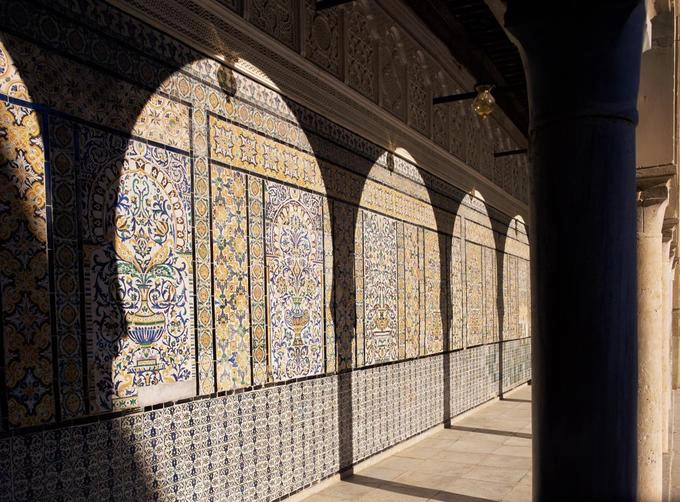 Tunisia Nhà thờ Hồi giáo Barber nằm ở phía Đông Bắc thành phố Kairouan, là một trong tám địa danh của Tunisia được UNESCO công nhận. Tunisia là một điểm đến mùa thu đầy sắc màu phù hợp với mọi loại hình du lịch. Nước biển đủ ấm để du khách chơi lướt ván diều trên đảo Djerba giàu lịch sử, mang phong cách bohemian. Nhiệt độ mát mẻ tạo điều kiện hoạt động cho các tour du lịch khảo cổ vòng quanh Tunisia, đặc biệt là tàn tích của đấu trường La Mã khổng lồ xây dựng từ thế kỷ thứ 3 ở El Jem. Những khu chợ thiết kế như đường hầm bán trang sức phụ nữ bằng bạc và các loại đèn nhiều màu sắc ở khu phố Medina ở Tunis, thủ đô của Tunisia. Bờ hồ nằm trong công viên quốc gia Ichkeul, một trong tám di sản thế giới được UNESCO công nhận của Tunisia, là nơi tập trung rất đông những du khách yêu thiên nhiên. Tại đây có nhiều động vật như cò, cá ngựa đến loài chim hồng hạc rực rỡ. Những cánh rừng sồi trong dãy núi Khroumirie tươi tốt lại là điểm đến mà khách du lịch có sở thích đạp xe thường lui tới. Ảnh: Michael Short, Robert Harding. Tunisia Nhà thờ Hồi giáo Barber nằm ở phía Đông Bắc thành phố Kairouan, là một trong tám địa danh của Tunisia được UNESCO công nhận. Tunisia là một điểm đến mùa thu đầy sắc màu phù hợp với mọi loại hình du lịch. Nước biển đủ ấm để du khách chơi lướt ván diều trên đảo Djerba giàu lịch sử, mang phong cách bohemian. Nhiệt độ mát mẻ tạo điều kiện hoạt động cho các tour du lịch khảo cổ vòng quanh Tunisia, đặc biệt là tàn tích của đấu trường La Mã khổng lồ xây dựng từ thế kỷ thứ 3 ở El Jem. Những khu chợ thiết kế như đường hầm bán trang sức phụ nữ bằng bạc và các loại đèn nhiều màu sắc ở khu phố Medina ở Tunis, thủ đô của Tunisia. Bờ hồ nằm trong công viên quốc gia Ichkeul, một trong tám di sản thế giới được UNESCO công nhận của Tunisia, là nơi tập trung rất đông những du khách yêu thiên nhiên. Tại đây có nhiều động vật như cò, cá ngựa đến loài chim hồng hạc rực rỡ. Những cánh rừng sồi trong dãy núi Khroumirie tươi tốt lại là điểm đến mà khách du lịch có sở thích đạp xe thường lui tới. Ảnh: Michael Short, Robert Harding.