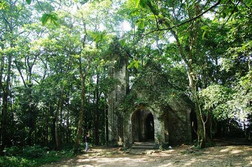 Nhà thờ Pháp cổ bên trong khuôn viên vườn quốc gia Ba Vì. Ảnh: Hương Chi. Nhà thờ Pháp cổ bên trong khuôn viên vườn quốc gia Ba Vì. Ảnh: Hương Chi.