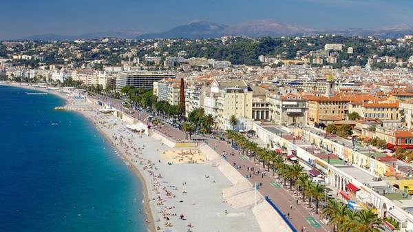 Promenade des Anglais: Là một trong những biểu tượng của Nice, Promenade des Anglais là phố bộ hành men theo bãi biển. Con đường này rợp bóng cây, với nhiều khu vườn tuyệt đẹp và các công trình kiến trúc cổ cho du khách khám phá. Ảnh: Impressivemagazine. Promenade des Anglais: Là một trong những biểu tượng của Nice, Promenade des Anglais là phố bộ hành men theo bãi biển. Con đường này rợp bóng cây, với nhiều khu vườn tuyệt đẹp và các công trình kiến trúc cổ cho du khách khám phá. Ảnh: Impressivemagazine.
