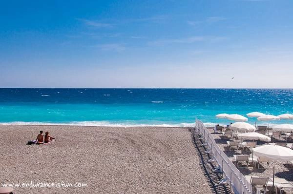 Các bãi biển Baie des Anges: Bãi biển của Nice trải dài như một chuỗi vòng cổ lộng lẫy dọc vịnh Angels, từ sân bay Nice ở rìa phía tây tới chân núi Boron ở phía đông. Với chiều dài gần 10 km, các bãi biển có cát trắng mịn, nước xanh biếc và khung cảnh tuyệt đẹp, rất thích hợp cho du khách thư giãn, bơi lội. Ảnh: Enduranceisfun. Các bãi biển Baie des Anges: Bãi biển của Nice trải dài như một chuỗi vòng cổ lộng lẫy dọc vịnh Angels, từ sân bay Nice ở rìa phía tây tới chân núi Boron ở phía đông. Với chiều dài gần 10 km, các bãi biển có cát trắng mịn, nước xanh biếc và khung cảnh tuyệt đẹp, rất thích hợp cho du khách thư giãn, bơi lội. Ảnh: Enduranceisfun.