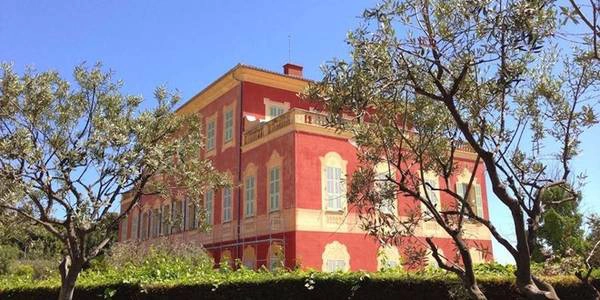Bảo tàng Matisse: Ở trên đồi Cimiez, bảo tàng Matisse là điểm đến không thể bỏ qua với những người yêu nghệ thuật, nằm trong một biệt thự có lịch sử lâu đời, giữa các khu vườn kiểu Italy xinh đẹp. Bộ sưu tập cố định ở đây có 68 bức họa, 236 mẫu thiết kế, 218 mẫu vẽ và 56 tượng điêu khắc của nghệ sĩ nổi tiếng Matisse. Ảnh: Riviera-buzz. Bảo tàng Matisse: Ở trên đồi Cimiez, bảo tàng Matisse là điểm đến không thể bỏ qua với những người yêu nghệ thuật, nằm trong một biệt thự có lịch sử lâu đời, giữa các khu vườn kiểu Italy xinh đẹp. Bộ sưu tập cố định ở đây có 68 bức họa, 236 mẫu thiết kế, 218 mẫu vẽ và 56 tượng điêu khắc của nghệ sĩ nổi tiếng Matisse. Ảnh: Riviera-buzz.