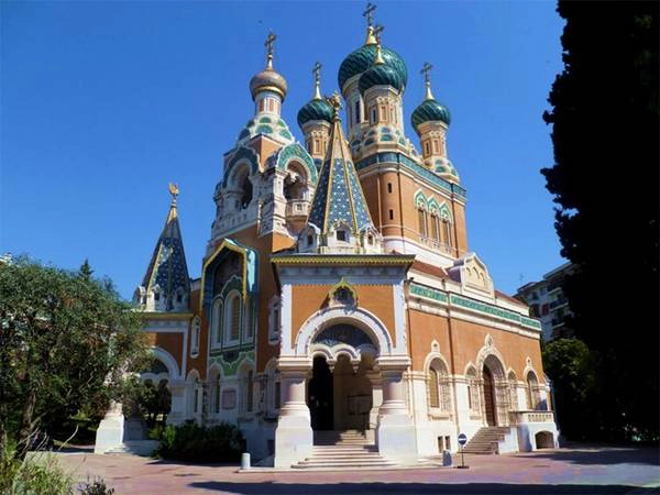 Nhà thờ Orthodoxe Russe Saint-Nicolas: Được Giáo hoàng Nicolas xây dựng năm 1912, đây được xem là một trong những nhà thờ dòng Orthodox đẹp nhất nằm ngoài nước Nga. Lấy cảm hứng từ phong cách Muscovite, nhà thờ có nội thất được trang trí lộng lẫy và chứa nhiều hiện vật lịch sử. Tuy nhiên, du khách vào đây cần tuân thủ quy tắc trang phục: nam giới không được cởi trần hay mặc quần short, phụ nữ không được mặc váy ngắn, quần short hay để lộ vai, lộ đầu. Ảnh: Lifeinriviera. Nhà thờ Orthodoxe Russe Saint-Nicolas: Được Giáo hoàng Nicolas xây dựng năm 1912, đây được xem là một trong những nhà thờ dòng Orthodox đẹp nhất nằm ngoài nước Nga. Lấy cảm hứng từ phong cách Muscovite, nhà thờ có nội thất được trang trí lộng lẫy và chứa nhiều hiện vật lịch sử. Tuy nhiên, du khách vào đây cần tuân thủ quy tắc trang phục: nam giới không được cởi trần hay mặc quần short, phụ nữ không được mặc váy ngắn, quần short hay để lộ vai, lộ đầu. Ảnh: Lifeinriviera.
