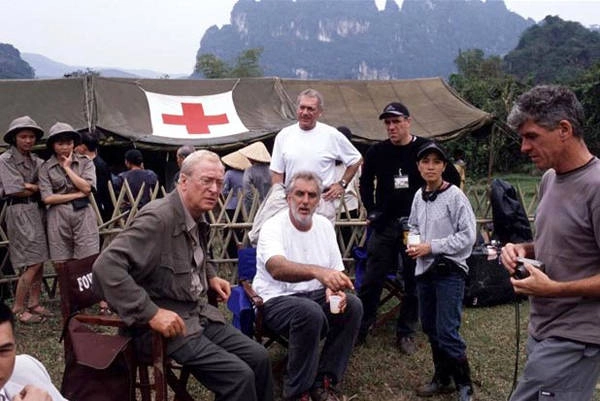 Đạo diễn Phillip Noyce (áo trắng, ngồi) chỉ đạo một cảnh quay ở Ninh Bình. Ảnh: Guardian