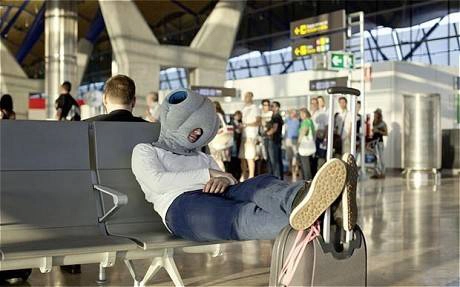 Chiếc gối đà điểu Ostrich Pillow. 