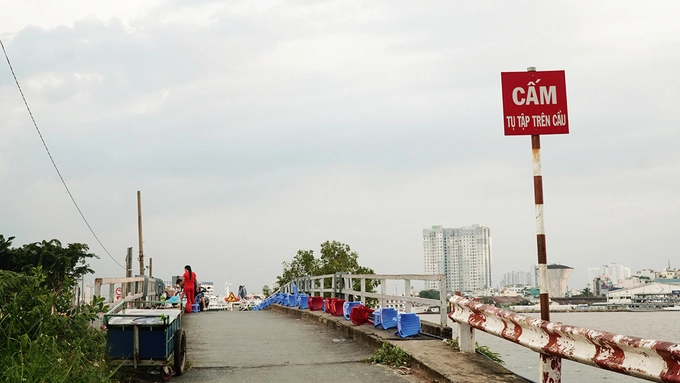 Cây cầu xi măng nhỏ là hình ảnh được nhiều bạn trẻ ghi lại trong các bức hình. Tuy có biển báo cấm tụ tập trên cầu, bàn ghế vẫn được bày ra cho khách ngồi. Theo ghi nhận, nơi đây thường xuyên có lực lượng trật tự xã hội đi tuần. Cây cầu xi măng nhỏ là hình ảnh được nhiều bạn trẻ ghi lại trong các bức hình. Tuy có biển báo cấm tụ tập trên cầu, bàn ghế vẫn được bày ra cho khách ngồi. Theo ghi nhận, nơi đây thường xuyên có lực lượng trật tự xã hội đi tuần.