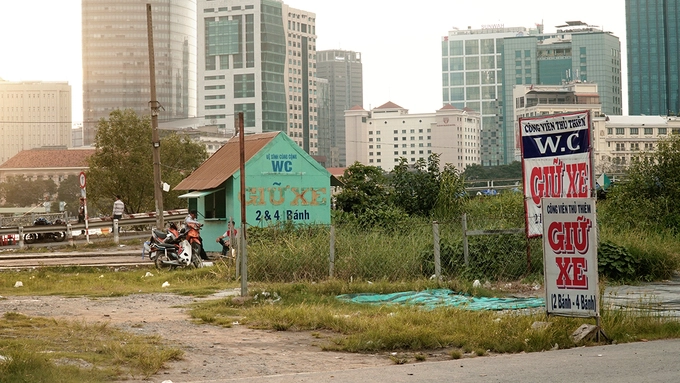 Công viên cấm để xe máy ven đường để đảm bảo trật tự. Nếu muốn ngồi lâu, bạn có thể gửi xe, giá từ 5.000 đồng một chiếc. Tuy nhiên, nhiều người vẫn để xe vào bãi đất trống gần các hàng quán và không mất phí. Công viên cấm để xe máy ven đường để đảm bảo trật tự. Nếu muốn ngồi lâu, bạn có thể gửi xe, giá từ 5.000 đồng một chiếc. Tuy nhiên, nhiều người vẫn để xe vào bãi đất trống gần các hàng quán và không mất phí.