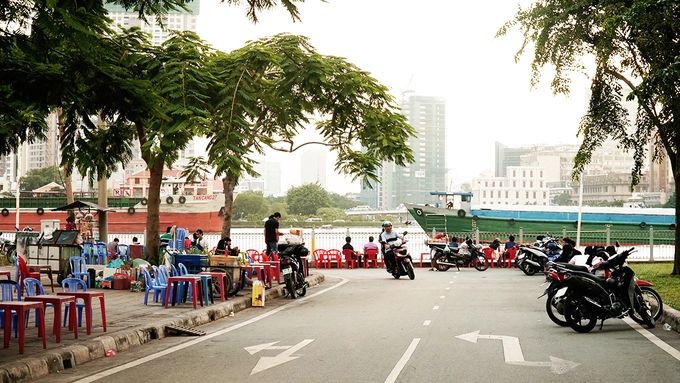 Trước đây, khu vực này từng là chốn hoang vu không người qua lại. Sau gần 7 năm từ khi hầm được khánh thành, nơi đây trở nên khang trang hơn nhờ có công viên, cây xanh, thảm cỏ... Trước đây, khu vực này từng là chốn hoang vu không người qua lại. Sau gần 7 năm từ khi hầm được khánh thành, nơi đây trở nên khang trang hơn nhờ có công viên, cây xanh, thảm cỏ...