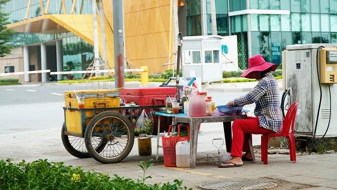 Các hàng quán cũng bắt đầu xuất hiện sau đó. Cứ mỗi buổi chiều, cô Hai, một trong những người kinh doanh đầu tiên tại đây, lại cùng người thân dọn hàng ra. Cô cho biết cách đây 5 năm, khu vực nóc hầm rất thưa thớt người. "Chủ yếu là người qua đường chứ hầu như không có ai hẹn nhau ra đây", cô Hai nhớ lại. Các hàng quán cũng bắt đầu xuất hiện sau đó. Cứ mỗi buổi chiều, cô Hai, một trong những người kinh doanh đầu tiên tại đây, lại cùng người thân dọn hàng ra. Cô cho biết cách đây 5 năm, khu vực nóc hầm rất thưa thớt người. "Chủ yếu là người qua đường chứ hầu như không có ai hẹn nhau ra đây", cô Hai nhớ lại.