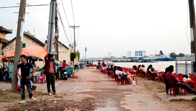 Vào buổi chiều, hàng trăm bộ bàn ghế nhựa được xếp sát mé sông để phục vụ người tới đây hóng mát. Khách chủ yếu là các bạn trẻ hoặc người nước ngoài, nhóm gia đình tụ họp để ăn uống, vui chơi. Vào buổi chiều, hàng trăm bộ bàn ghế nhựa được xếp sát mé sông để phục vụ người tới đây hóng mát. Khách chủ yếu là các bạn trẻ hoặc người nước ngoài, nhóm gia đình tụ họp để ăn uống, vui chơi.