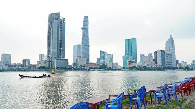 Thời điểm từ 18h là lúc khách bắt đầu đông dần và thường kín chỗ vào khoảng 19h. Nếu không thích ngồi sát sông, bạn có thể chuẩn bị bạt hoặc miếng lót rồi ngồi ở khu vực gần đó. Thời điểm từ 18h là lúc khách bắt đầu đông dần và thường kín chỗ vào khoảng 19h. Nếu không thích ngồi sát sông, bạn có thể chuẩn bị bạt hoặc miếng lót rồi ngồi ở khu vực gần đó.