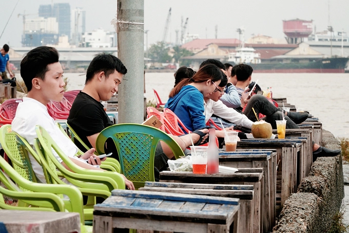 Tại đây, bạn có thể ngắm trung tâm thành phố từ bên bờ sông Sài Gòn. Cứ dăm ba phút, bạn lại nhìn thấy thuyền bè, các tàu chở container hàng hóa qua lại. Khi mặt trời tắt hẳn, bạn sẽ thu vào tầm mắt khung cảnh thành phố trong ánh điện lung linh. Tại đây, bạn có thể ngắm trung tâm thành phố từ bên bờ sông Sài Gòn. Cứ dăm ba phút, bạn lại nhìn thấy thuyền bè, các tàu chở container hàng hóa qua lại. Khi mặt trời tắt hẳn, bạn sẽ thu vào tầm mắt khung cảnh thành phố trong ánh điện lung linh.