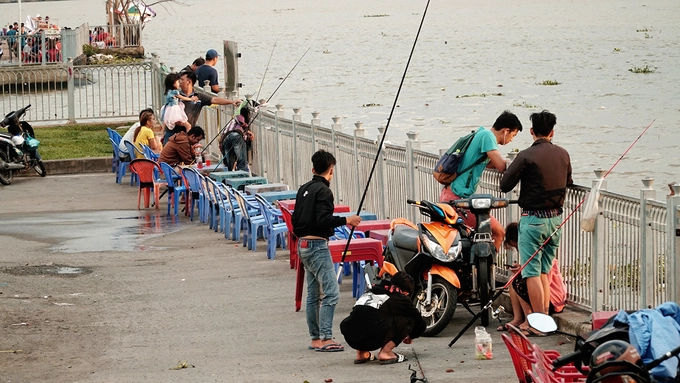 Đây cũng là nơi hẹn hò của những người thích thú vui câu cá. Anh Bình (hiện sống ở quận 2) cho biết, anh hay đến đây vào dịp cuối tuần. "Tôi bắt đầu câu cá đã hơn 2 năm. Nhiều khi cá không đớp mồi nhưng tôi cũng không thấy buồn vì ở đây rất thoải mái", anh Bình chia sẻ. Đây cũng là nơi hẹn hò của những người thích thú vui câu cá. Anh Bình (hiện sống ở quận 2) cho biết, anh hay đến đây vào dịp cuối tuần. "Tôi bắt đầu câu cá đã hơn 2 năm. Nhiều khi cá không đớp mồi nhưng tôi cũng không thấy buồn vì ở đây rất thoải mái", anh Bình chia sẻ.