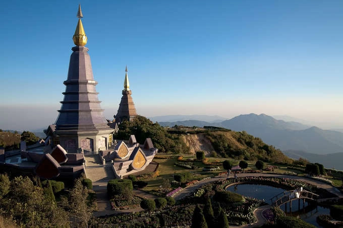 Vườn Quốc gia Doi Inthanon rộng khoảng 490 km2 bao gồm ngọn núi cao nhất Thái Lan - Doi Inthanon - thuộc dãy Thanon Thong Chai, huyện Chom Thong, tỉnh Chiang Mai là điểm du lịch nổi tiếng ở phía bắc Thái Lan. Vườn Quốc gia Doi Inthanon rộng khoảng 490 km2 bao gồm ngọn núi cao nhất Thái Lan - Doi Inthanon - thuộc dãy Thanon Thong Chai, huyện Chom Thong, tỉnh Chiang Mai là điểm du lịch nổi tiếng ở phía bắc Thái Lan.