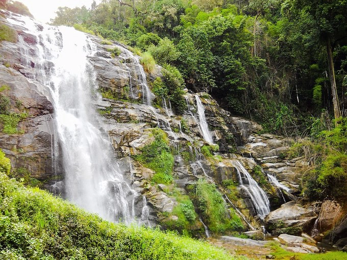 Suối Wachirathan là một trong những điểm dừng ưa thích của du khách. Do nạn săn bắt từ nhiều năm nên một số loài động vật như hổ, voi... không còn sinh sống tại đây nữa. Hiện tại, vườn Quốc gia này có khoảng 65 loài động vật có vú, hay may mắn lắm du khách mới bắt gặp một con rắn. Suối Wachirathan là một trong những điểm dừng ưa thích của du khách. Do nạn săn bắt từ nhiều năm nên một số loài động vật như hổ, voi... không còn sinh sống tại đây nữa. Hiện tại, vườn Quốc gia này có khoảng 65 loài động vật có vú, hay may mắn lắm du khách mới bắt gặp một con rắn.
