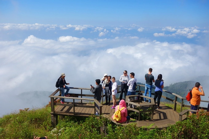 Doi Inthanon cũng là điểm săn mây khó có thể chê được. Sau 20 phút trekking theo đường mòn, điểm dừng cuối cùng là nơi bạn có thể ngắm biển mây trắng xóa. noc-nha-thai-lan-diem-den-all-in-one-o-xu-chua-vang-ivivu-7