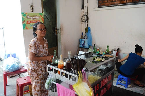 Hiện tại, cô Vân tiếp tục nối nghiệp ba mình. Ảnh: Phong Vinh.