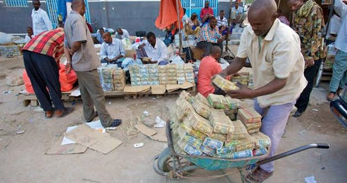 Tại Somaliland, việc người dân dùng xe đẩy chở tiền hay thùng to đựng tiền là điều không hề lạ lẫm. Ảnh: BBC.
