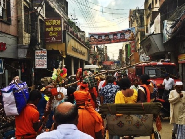 Người Ấn thường mặc trang phục sáng màu, chủ yếu là vàng và cam, khi đưa tang người quá cố. Ảnh: Gavin Fernando. Người Ấn thường mặc trang phục sáng màu, chủ yếu là vàng và cam, khi đưa tang người quá cố. Ảnh: Gavin Fernando.