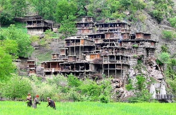 Trên ảnh là Bashali, ngôi nhà nằm ở cuối làng, dành cho phụ nữ đang mang thai hay tới kỳ kinh nguyệt. Mọi người cho rằng cơ thể phụ nữ trong những thời kỳ đó không được trong sạch.