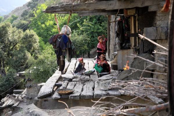 Phụ nữ Kalasha ở nhà làm các công việc nội trợ, còn đàn ông là lao động chính. Phần lớn họ kiếm sống bằng cách chăn nuôi dê.