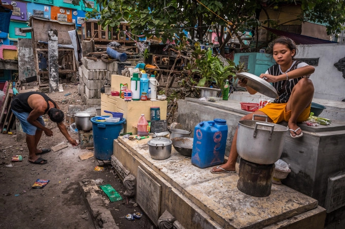 Mỗi ngày, có khoảng 80 đám tang diễn ra ở đây. Do đó, công việc dành cho những người này cũng không ít. Nhờ đó, họ có thể sống qua ngày. Nhưng theo thời gian, số đất dành cho người đã khuất không còn nhiều.