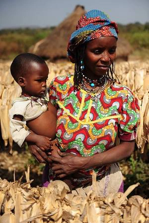 Có ba thứ quý giá được người Wodaabe coi trọng là vẻ đẹp, gia đình và gia súc. Đó cũng là lý do nhiều người đàn ông xấu xí có thể cho phép vợ mình quan hệ với người khác đẹp trai hơn, để cô ấy sinh ra những đứa con kháu khỉnh. Có ba thứ quý giá được người Wodaabe coi trọng là vẻ đẹp, gia đình và gia súc. Đó cũng là lý do nhiều người đàn ông xấu xí có thể cho phép vợ mình quan hệ với người khác đẹp trai hơn, để cô ấy sinh ra những đứa con kháu khỉnh.