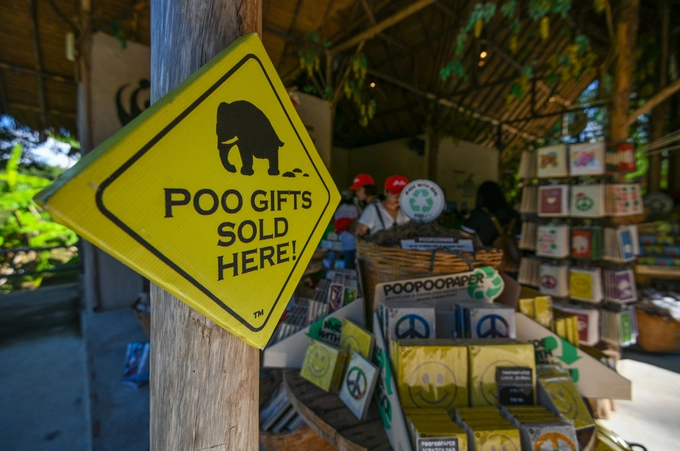 Rất nhiều đồ dùng bày bán trong công viên Elephant Poopoopaper được tạo nên từ loại giấy như quạt, sổ tay, ví… Giá của những sản phẩm này từ 150 bath (khoảng hơn 100.000 đồng) trở lên.