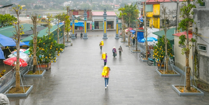 Ngôi đền Bà Chúa Kho ở làng Cô Mễ, xã Vũ Ninh, Bắc Ninh nổi tiếng từ lâu vì nhiều người tin Bà Chúa Kho ban cho người đến đây vốn liếng, sự thành công trong việc làm ăn. Người hành hương chủ yếu là dân kinh doanh, buôn bán. Thời điểm cận Tết và tháng Giêng Âm lịch, người dân cung tiến mâm lễ chất đầy vàng mã với quan niệm “đầu năm đi vay, cuối năm trả nợ”.